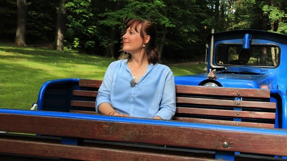 Steffi sitzt im Waggon der Parkeisenbahn