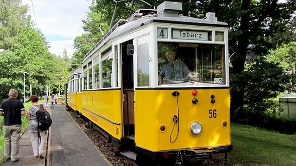 Der historische Triebwagen Typ T1 mit angehängten Beiwagen und Gepäckwagen, gebaut 1928/29 bei der Gothaer Waggonfabrik AG.