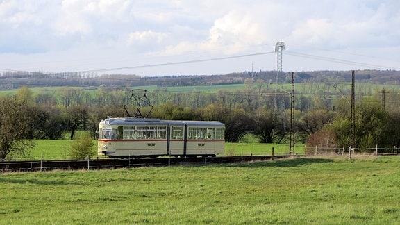 Straßenbahnwagen vom Gotha-Typ G4, Baujahr 1967 aufgenommen auf einer Sonderfahrt hinter Sundhausen in Richtung Bad Tabarz, der klassischen Waldbahnroute.