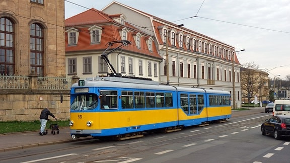 Straßenbahnwagen vom Typ Düwag GT8N, vor der Stadtbibliothek Heinrich Heine in Gotha. Vier dieser 1962 - 1968 gebauten und mit einem Mittelteil nachgerüsteten Triebwagen übernahm die Thüringerwaldbahn und Straßenbahn Gotha 2011 aus Mannheim.