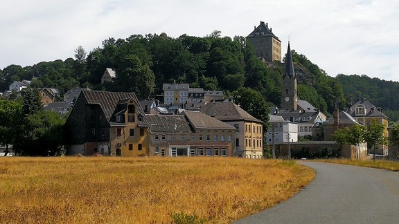 Schloss thront über Ortschaft.