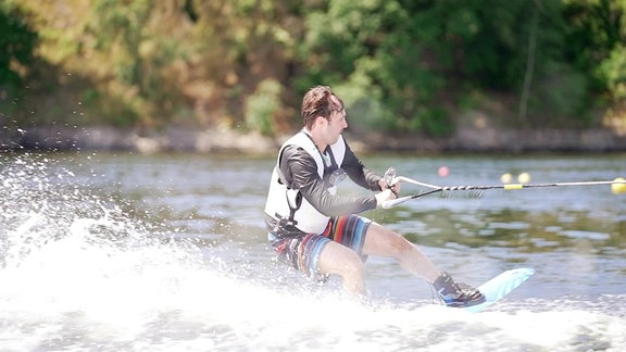 Wassersport auf dem Thüringer Meer: Jonathan Doll auf einem Wakeboard