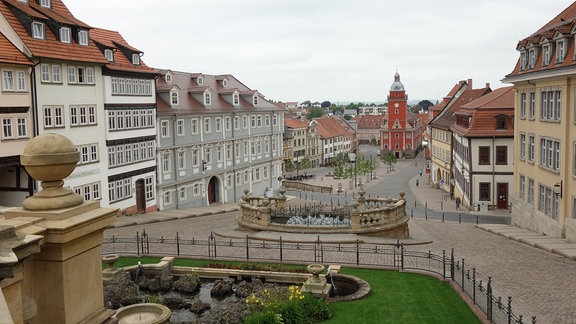Blick von der Wasserkunst auf den Hauptmarkt mit Rathaus in Gotha