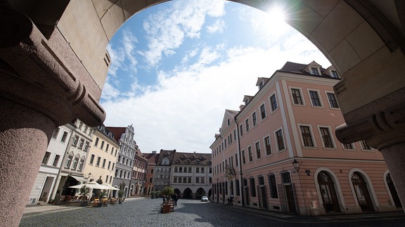 Blick durch einen Torbogen auf den Untermarkt. Der Untermarkt gilt als Hauptmarkt in der Görlitzer Altstadt.