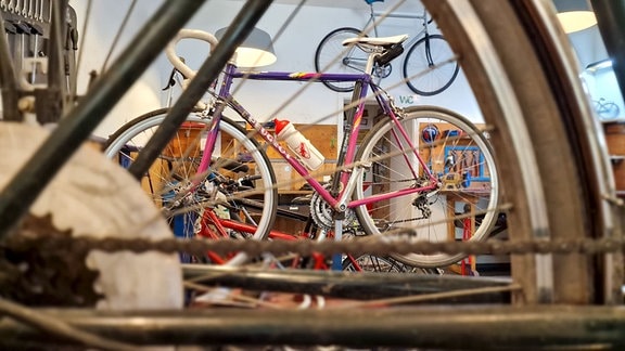 Ein Rad in einem Fahrradladen
