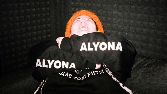 Die ukrainische Rapperin Alyona Alyona verschränkt die Arme.