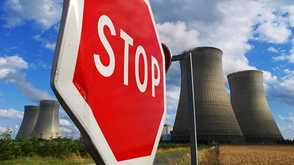Ein Stop-Schild vor dem Atomkraftwerk im Loiretal bei Benne.