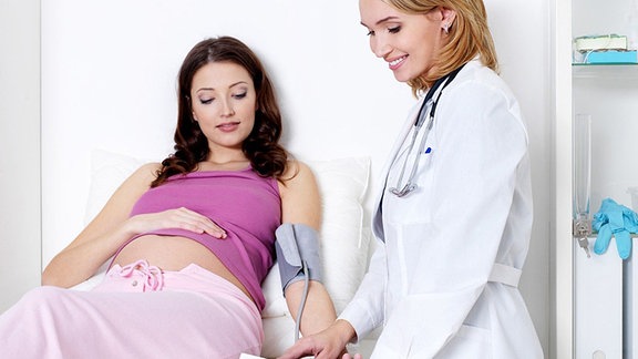 Die Kontrolle des Blutdrucks ist während der Schwangerschaft besonders wichtig.