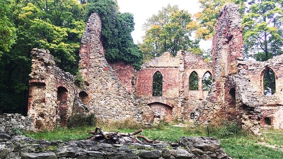 Ein Herzstück des im ausgehenden 18. Jahrhunderts verschönerten Fürstensteiner Grundes ist die Alte Burg, die heute als Ruine erhalten ist.