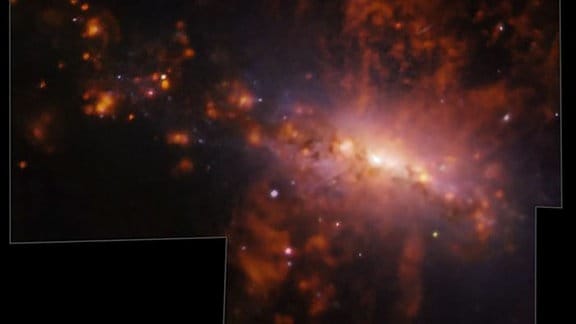 Die Galaxie NGC 4383 entwickelt sich ungewöhnlich: Gas strömt aus ihrem Kern mit über 200 km/s.