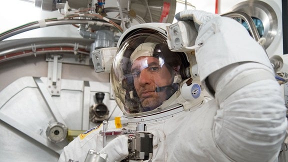 Der ESA-Astronaut Luca Parmitano in seinem Astronautenanzug.