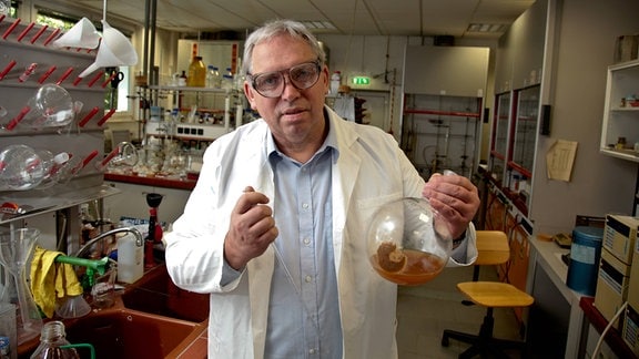 Prof. Dr. Ludger Wessjohann, Leiter des Biochemischen Abteilung des Leibnizinstituts in Halle beim Arbeiten im Labor