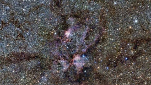 Dieses Bild des VISTA-Teleskops der ESO zeigt eine himmlische Landschaft aus riesigen, leuchtenden Gaswolken und Staubfäden, die heiße junge Sterne umgeben. Diese Infrarotansicht zeigt die als NGC 6357 bekannte Sternenkindergartens in einem neuen Licht.