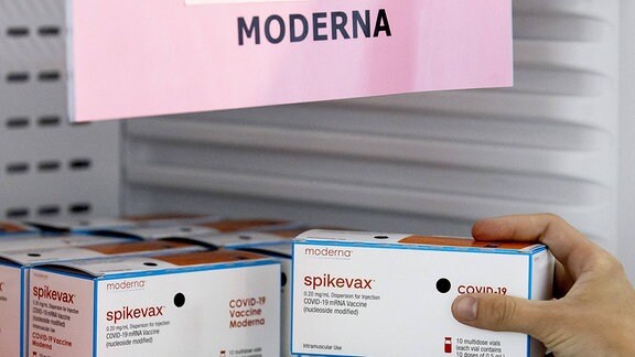 Moderna Spikevax Impfstoff wird aus einem Kühlschrank entnommen.
