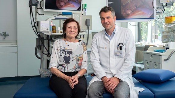 Prof. Marius Distler konnte den Tumor im Darm von Marita Grellmann mithilfe des OP-Roboters HUGO schonend entfernen.