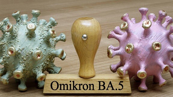 Coronamodelle und Stempel mit Omikron BA.5 