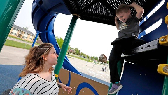 Mutter mit Kind auf Spielplatz