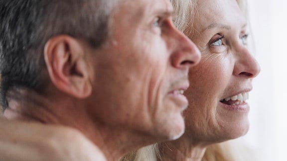 Ein älterer Mann und eine ältere Frau