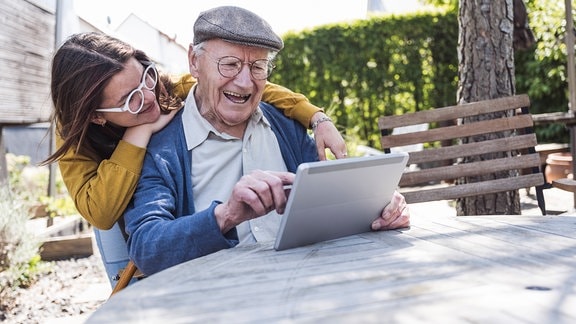 Mädchen mit Großvater am Tablet-PC