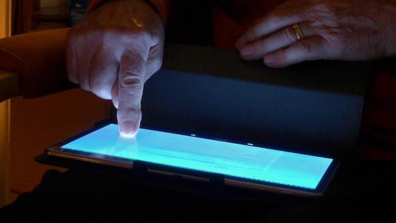 Finger über Tablet-Computer