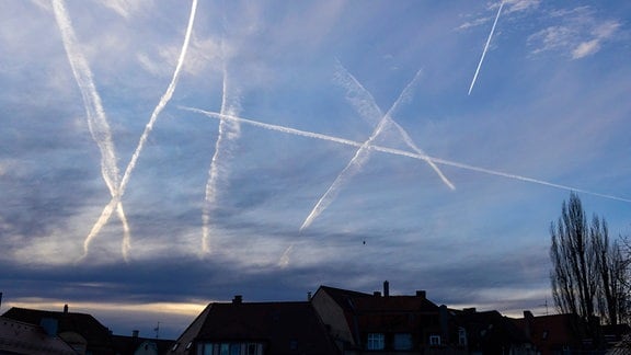Flugzeuge schreiben Kondensstreifen in den Himmel 