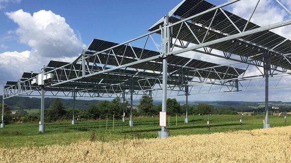 Photovoltaik-Anlagen auf einem Feld