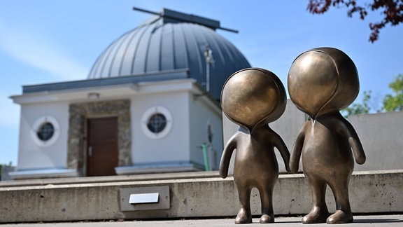 Bronze-Alien-Statue vor dem Planetarium auf dem Kravi hora in Brünn