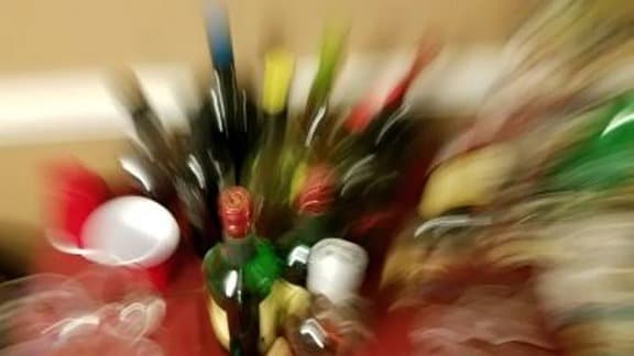 Eine neue Studie bringt Erkenntnisse zu den Effekten von Alkohol auf die Attraktivität.