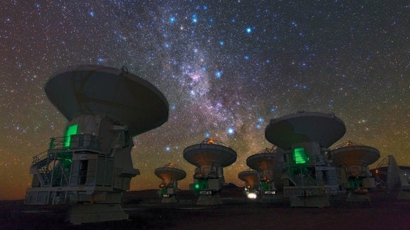 Das Atacama Large Millimeter/Submillimeter Array (ALMA) ist ein Radioteleskop in der Atacama Wüste in den nördlichen Anden in Südamerika. Hier ist es vor einem Nachthimmel mit der Milchstraße zu sehen.