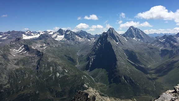 Blick vom Pischahorn in Richtung Plattenhörner in den Schweizer Alpen.