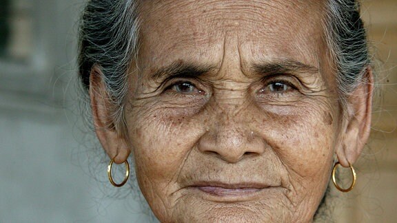 Eine ältere Frau