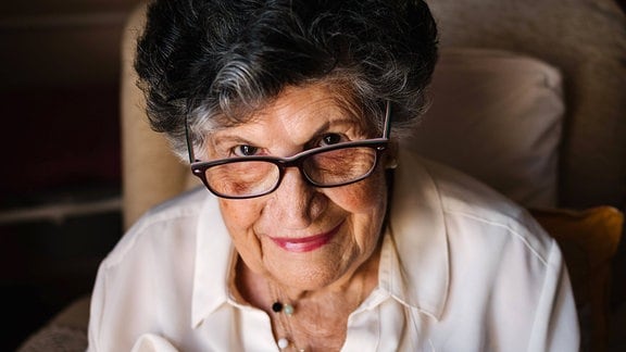 Eine ältere Frau mit Brille