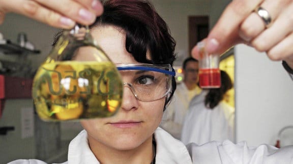 Studentin der Fachrichtung Anorganische Chemie bei einer Sichtprobe eines Filtrates an der Technischen Universitaet in Chemnitz