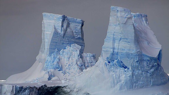 Berge, die über die Oberfläche des ostantarktischen Eisschildes hinausragen.
