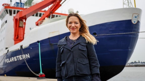 Antje Boetius, Direktorin des Alfred-Wegener-Instituts für Polar- und Meeresforschung, posiert vor dem Forschungsschiff Polarstern, das am Gelände der Lloyd Werft im Kaiserhafen Drei in Bremerhaven liegt.