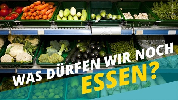 Zu sehen ist ein Regal mit Gemüse in einem Supermarkt. Unten rechts befindet sich ein Schriftzug "Was dürfen wir noch essen?".