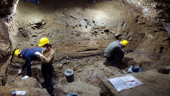 Neueste Ausgrabungen in der Bacho-Kiro-Höhle, bei denen neue Artifakte aus der mittelpaläolithischen Besiedlung durch Neandertaler gefunden wurden.  