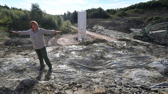 Madelaine Böhme, Paläontologin der Universität Tübingen, steht in der Tongrube «Hammerschmiede» auf der mit Folie abgedeckten Fundstelle des rund 11,6 Millionen Jahre alten Menschenaffen «Udo». Im Jahr 2021 haben Forscher dort 3732 Fossilien gefunden.