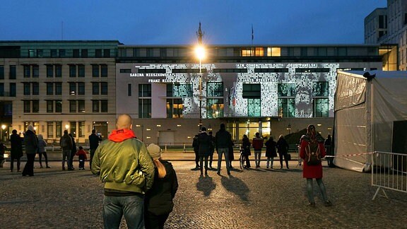 Lichtinstalation "Jeder Name zählt" an der Fassade der französischen Botschaft in Berlin-Mitte.
