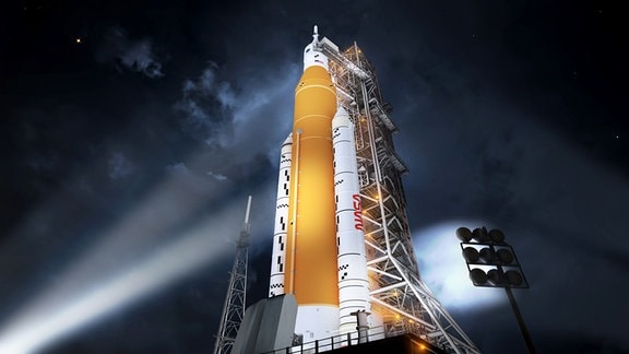 Die SLS Mega-Mondrakete der Artemis-I-Mission am Launchpad bei Nacht.