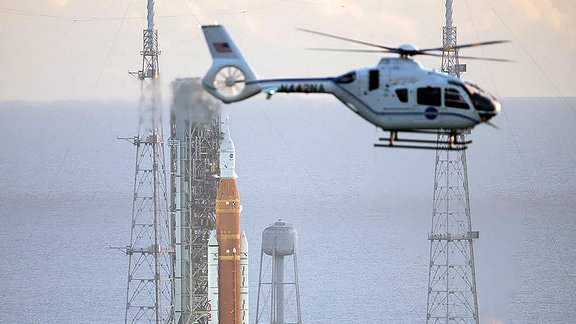 Ein Hubschrauber über dem NASA-Gelände