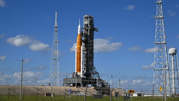 Das SLS System der Artemis-I Mission auf dem Startplatz in Florida
