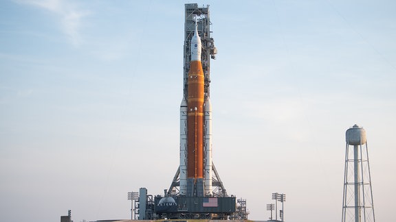 Rakete auf Startrampe.