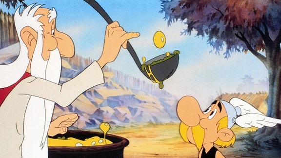 Filmszene - Miraculix gibt Asterix Zaubertrank mit einer Kelle.