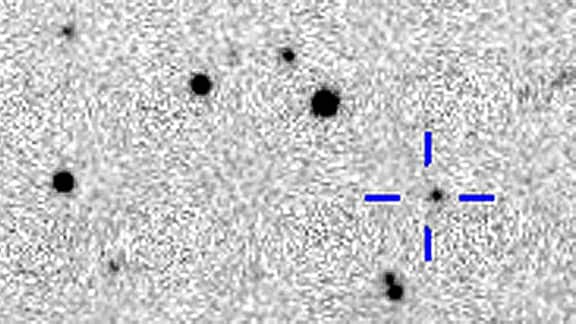 Falschfarbenbild des Himmelausschnitts, in dem Leondardo Amaral den bislang unbekannten Asteroiden 2020 Qu6 entdeckt hat. Der Asteroid ist hier mit einem blauen Fadenkreuz markiert.