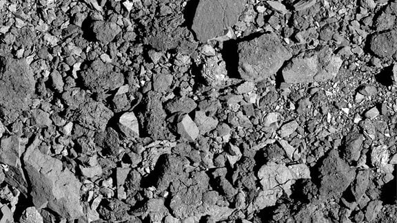 Dieses Bild zeigt eine Ansicht der Oberfläche des Asteroiden Bennu in einer Region nahe dem Äquator. Es wurde am 21. März von der PolyCam-Kamera auf dem OSIRIS-REx-Raumschiff der NASA aus einer Entfernung von 3,5 km aufgenommen. Das Sichtfeld beträgt 48,3 m. Für die Skalierung ist der helle Stein in der oberen linken Ecke des Bildes 7,4 m breit.