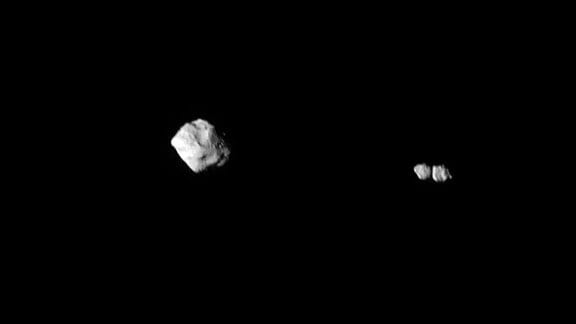 Dieses Bild zeigt den Asteroiden Dinkinesh und seinen Satelliten, wie er vom Lucy Long-Range Reconnaissance Imager (L'LORRI) gesehen wurde, als die NASA-Raumsonde Lucy das System verließ. Dieses Bild wurde um 17:00 Uhr (UTC) am 1. November 2023, etwa 6 Minuten nach der größten Annäherung, aus einer Entfernung von etwa (1.630 Kilometern) aufgenommen. Aus dieser Perspektive erweist sich der Satellit als Kontakt-Binär.