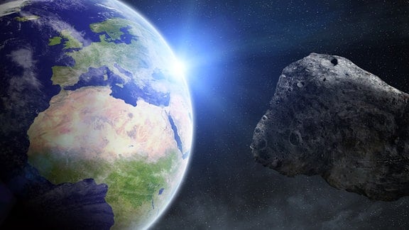 Illustration der Erde aus Weltraumsicht, im Vordergrund an Erde vorbeifliegender Asteroid ähnlich einem Gesteinskörper, Gegenlicht durch Sonne an Erdkugelrand