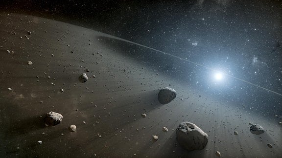Eine künstlerische Darstellung unseres Sonnensystems, mit dem Blick vom Kuipergürtel – einem Bereich voller Asteroiden im äußeren Sonnensystem – auf unsere Sonne.