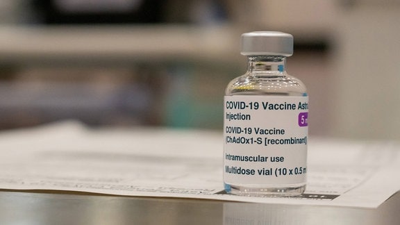 Eine Ampulle des Covid-19-Impfstoffes der Firma Astrazeneca